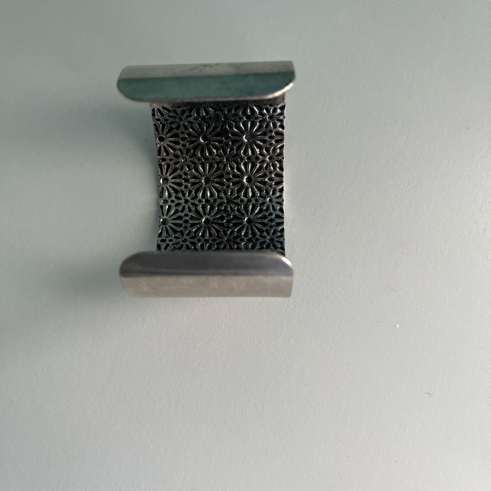 Vintage SilverTone Daisy Cuff Bracelet - Picture 5 of 6